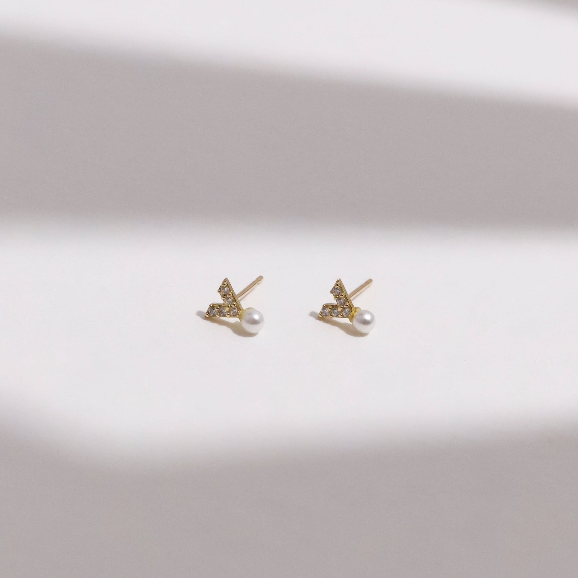 10K Gold V Shape Cubic with Pearl Studs
