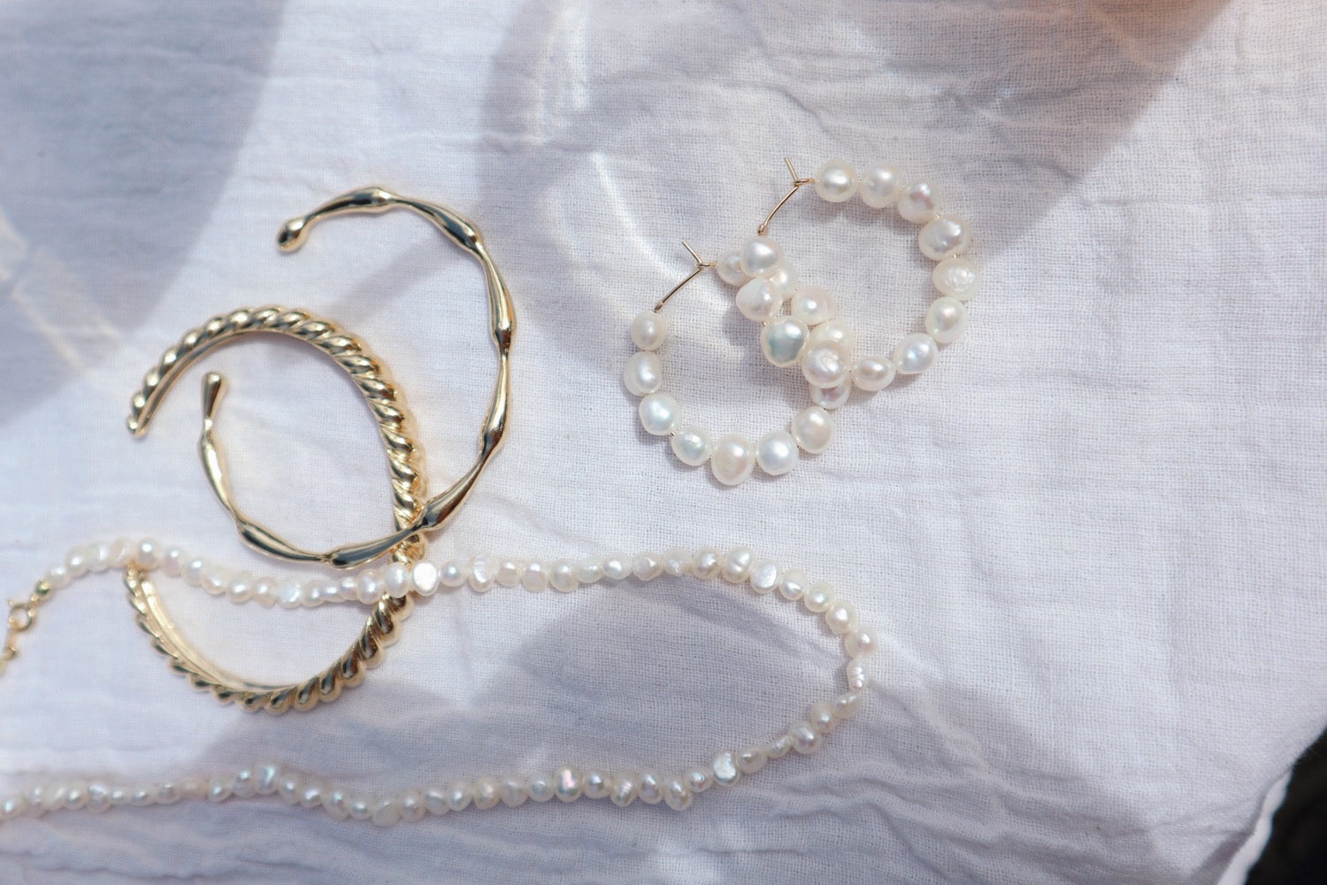 Snow Medium Pearl Hoop Earrings image 4