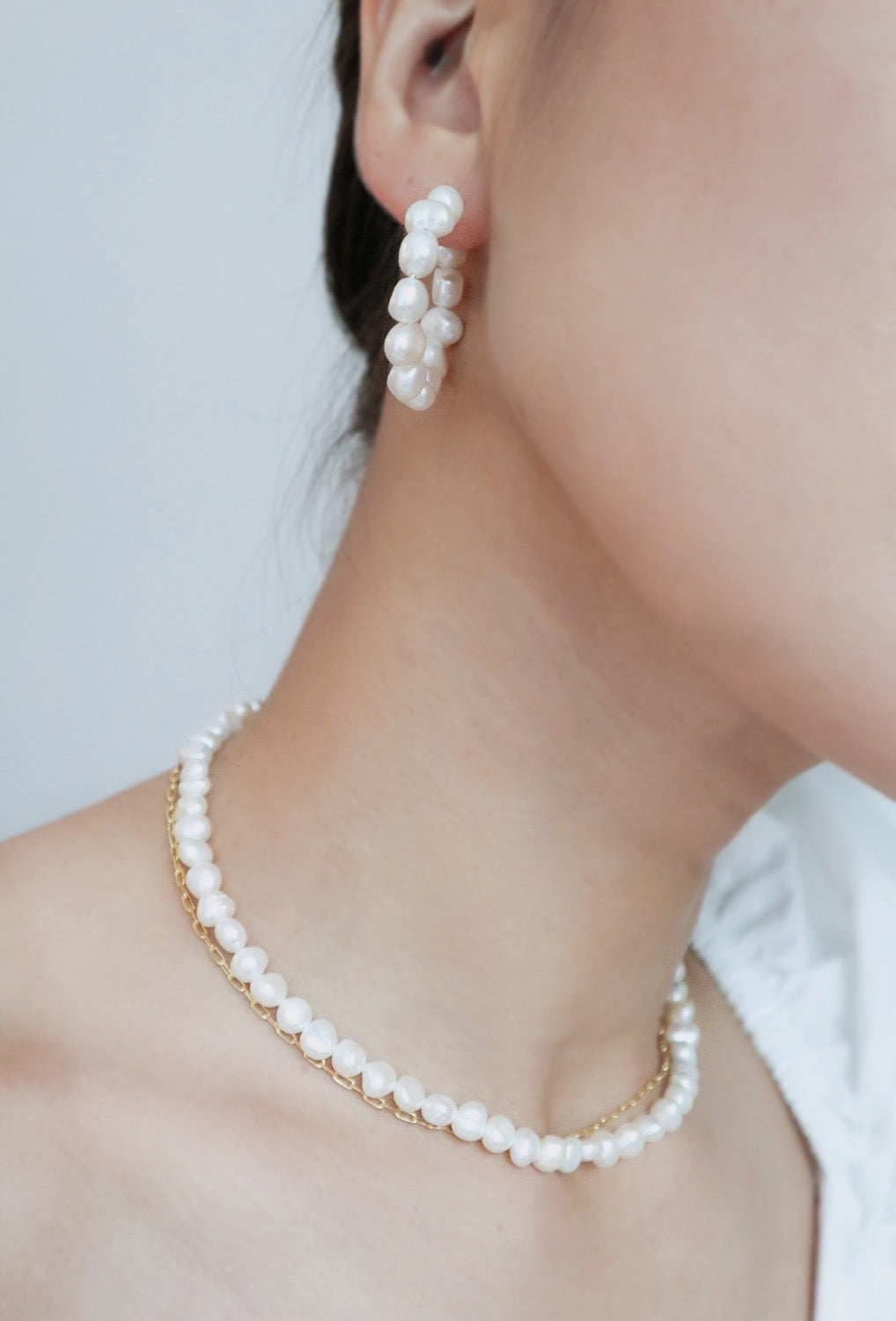 Snow Medium Pearl Hoop Earrings image 3